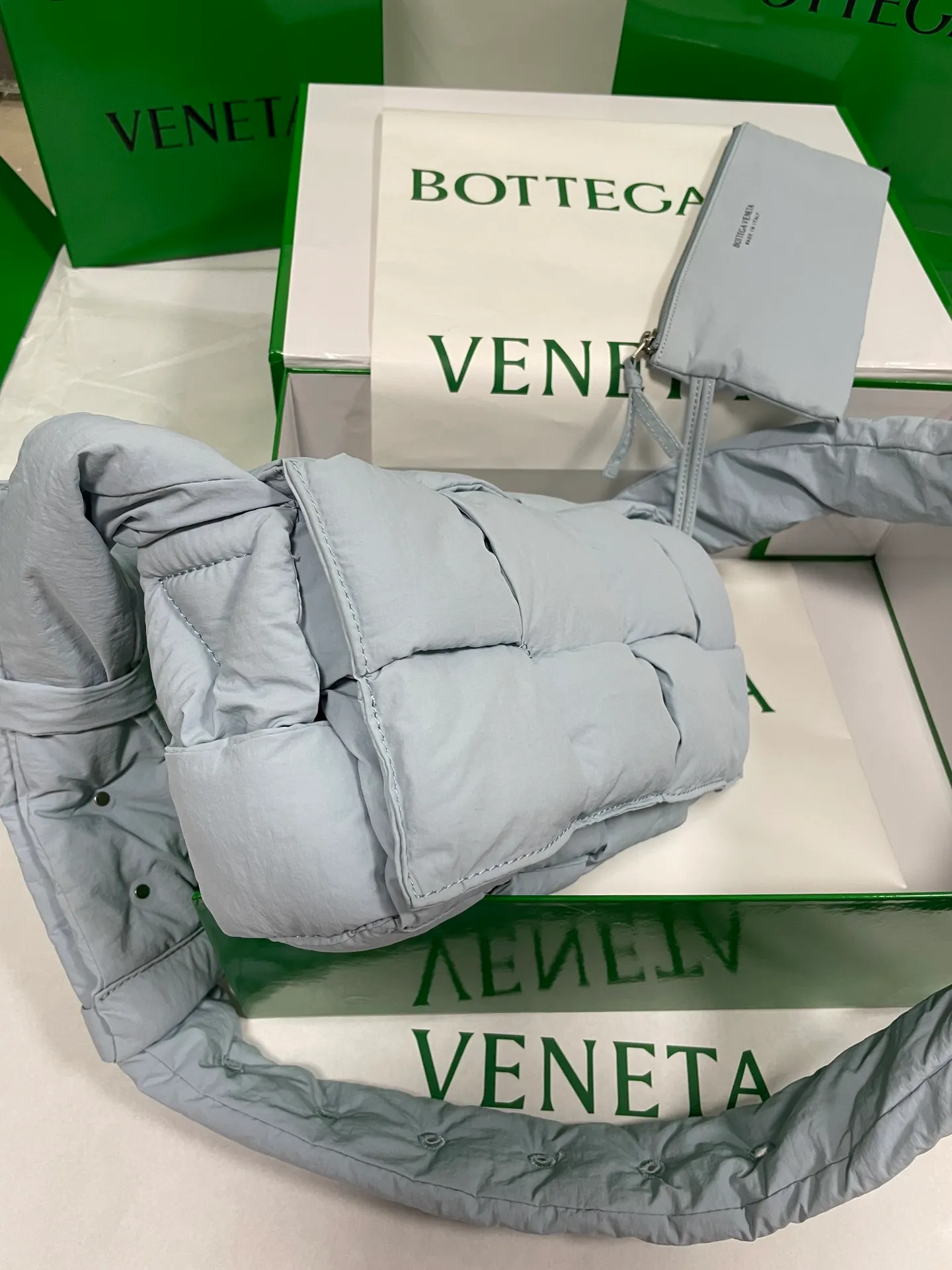 #𝐂𝐀𝐒𝐒𝐄𝐓𝐓𝐄 Nylon tofu tofu bag This Cassette is so cute, its cute appearance does not affect its practicality and the capacity is good! The fabric is low-key and very textured, suitable for daily wear with casual wear. The cross-woven design of the wide cloth is really stunning. The bag has a puffy shape and feels like a piece of tofu. It can be worn on one shoulder, cross-body or as a waist bag. You can also adjust the shoulder strap to the size of the bag under the armpit, so you can have it all! S30x15cm【8951#】